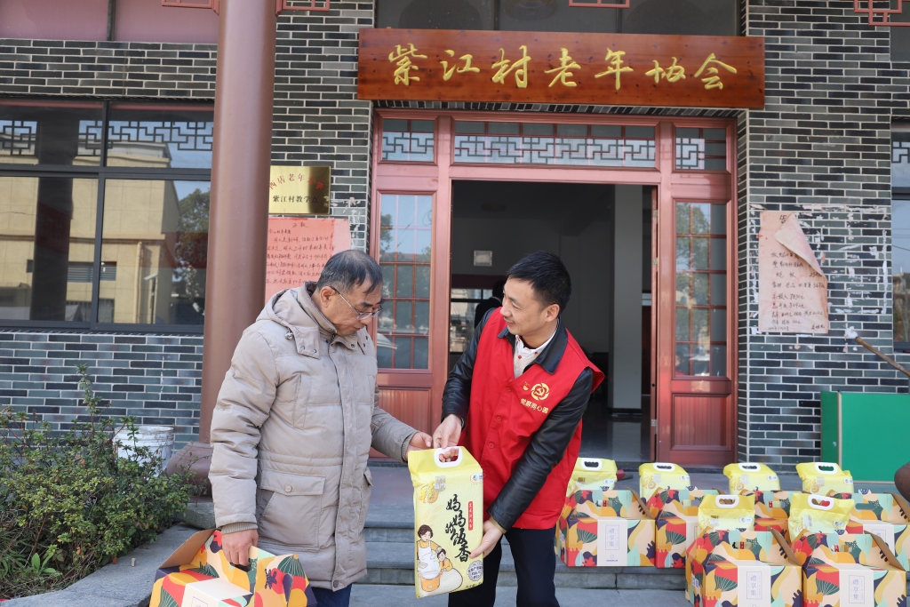 暖春意，敬老情-万搏在线(中国)多年坚持慰问孤寡老人